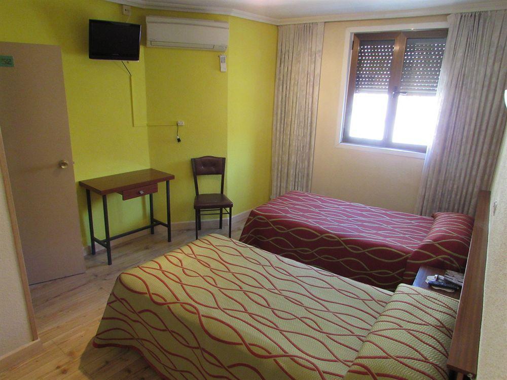 Hostal Rober Madryt Zewnętrze zdjęcie